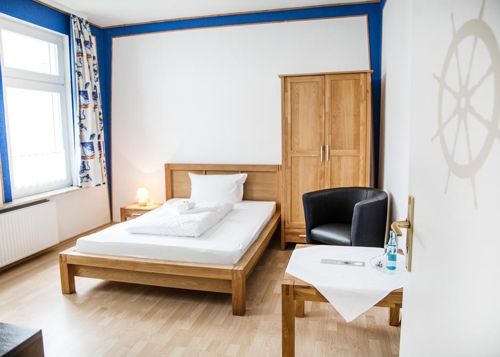 Hotel Tum Stueuermann Бюзум Экстерьер фото